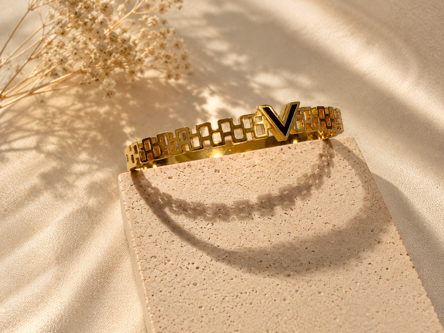 V Handcuff
